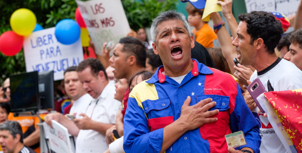 Centenares de manifestantes protestan bajo el consulado venezolano en Miami