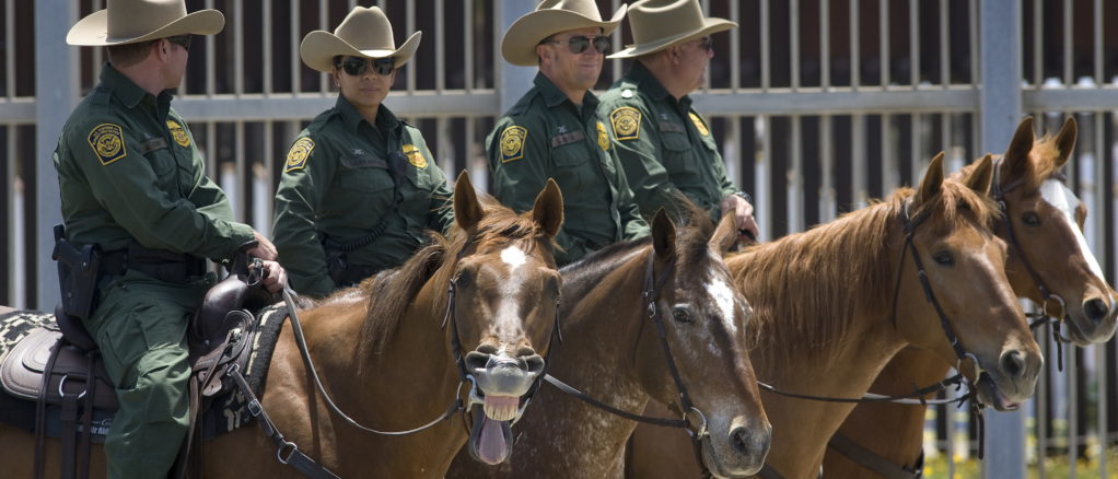 Agentes de la Patrulla Fronteriza vigilan la frontera