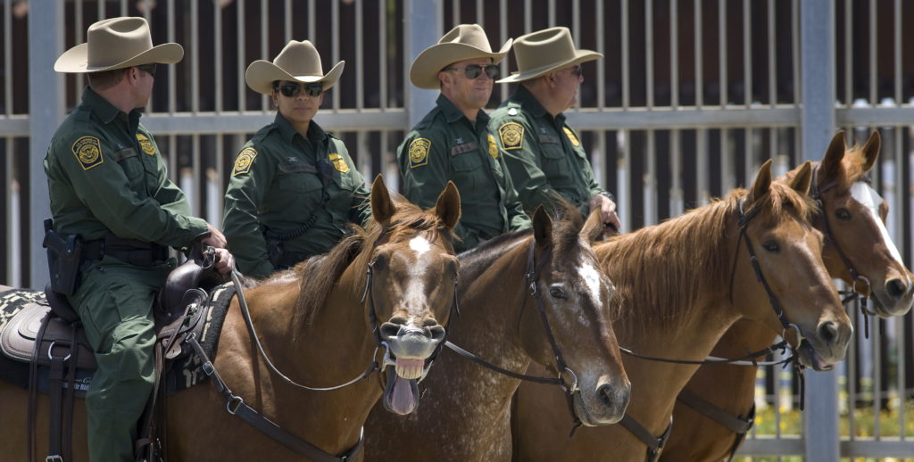 Agentes de la Patrulla Fronteriza vigilan la frontera