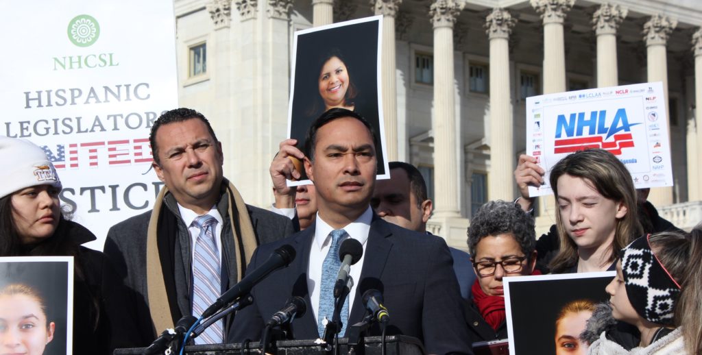 Líderes latinos abogan por solución inmediata y piden fin de juegos políticos