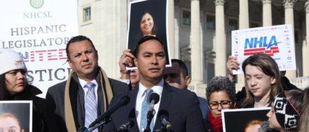 Líderes latinos abogan por solución inmediata y piden fin de juegos políticos