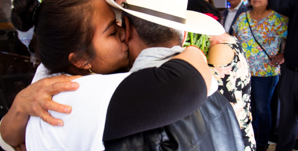 Padres mexicanos se reúnen en EEUU con sus hijos tras décadas de separación