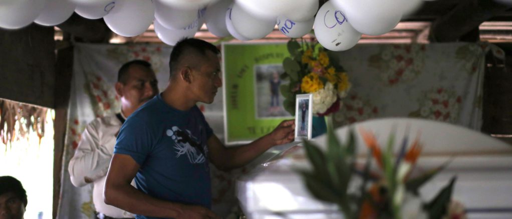 Familiares y vecinos velan a la niña guatemalteca que murió bajo custodia de Patrulla Fronteriza de EE.UU.