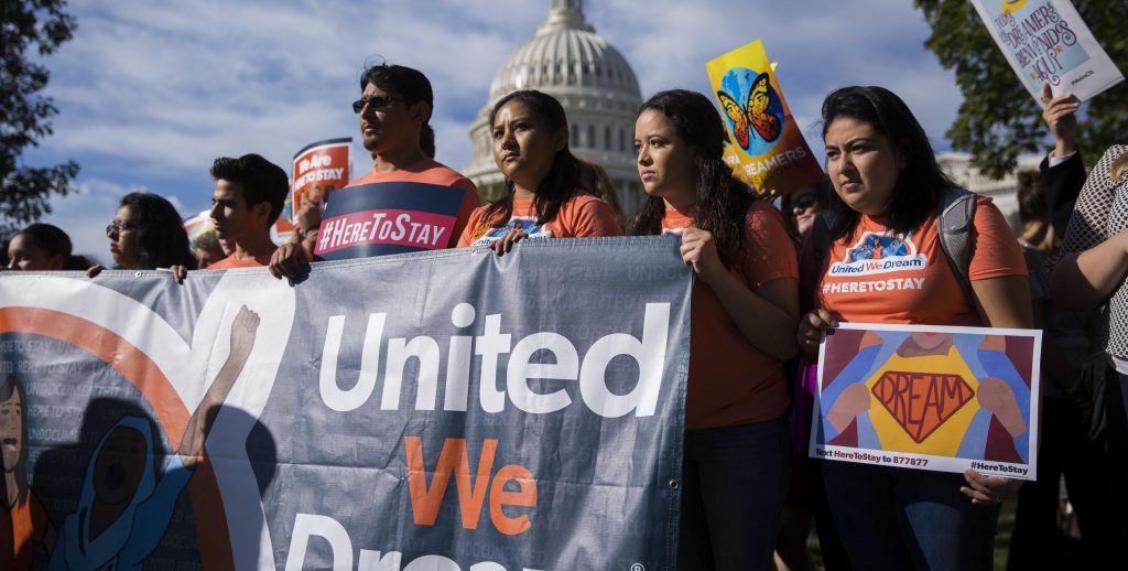 DEFENSORES DE INMIGRANTES Y DEL PROGRAMA DACA SE CONCENTRAN EN LAS INMEDIACIONES DEL CAPITOLIO