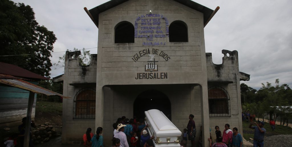 Entierran a la niña guatemalteca Jakelin Caal, fallecida en custodia de EEUU