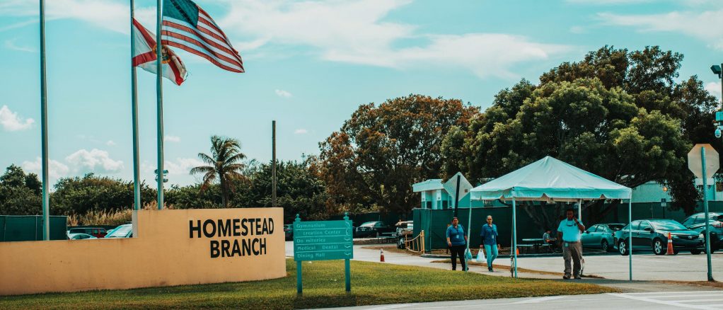 Congresistas visitan cuestionado centro de menores inmigrantes en Florida