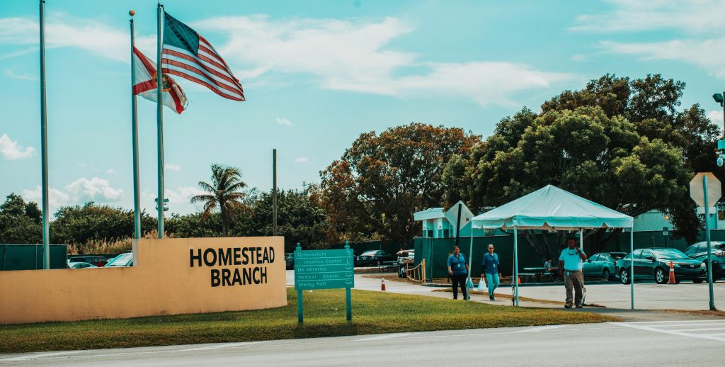 Congresistas visitan cuestionado centro de menores inmigrantes en Florida