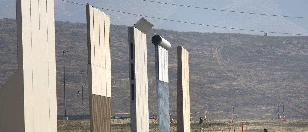 La polÈmica promesa del muro fronterizo ya cuenta con prototipos terminados