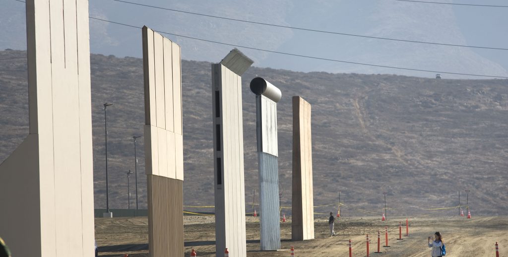 La polÈmica promesa del muro fronterizo ya cuenta con prototipos terminados