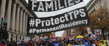 Multitud pide soluciÛn para inmigrantes TPS en Washington tras recorrer EEUU