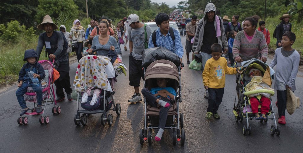 Migrantes retoman a pie Èxodo por Veracruz luego de que buses no llegaran