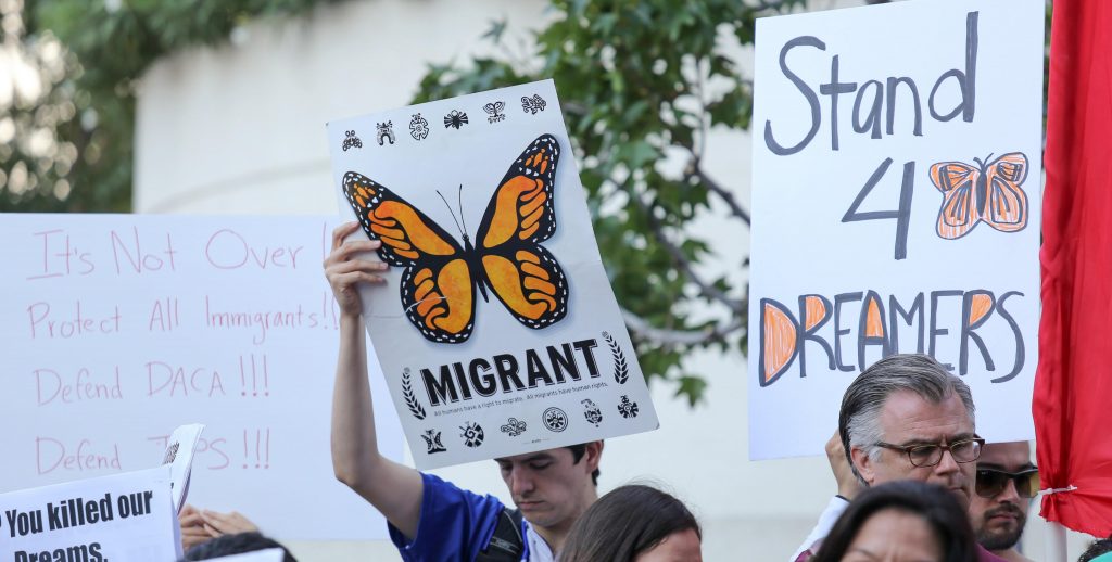 JÛvenes indocumentados salen a las calles a “dar la cara” por fin de DACA