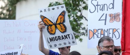 JÛvenes indocumentados salen a las calles a “dar la cara” por fin de DACA