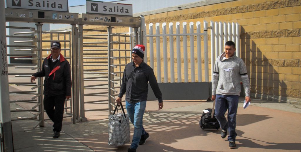 EE.UU contin˙a retornando a migrantes de primera caravana