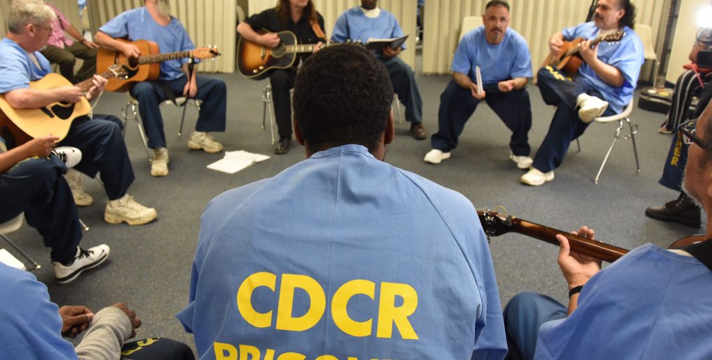Jail Guitar Doors, el programa de reclusos en EEUU para “arreglar conflictos”