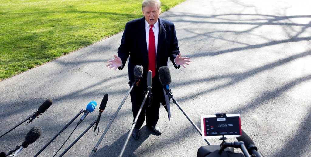 Presidente Donald Trump habla con la prensa en la Casa Blanca