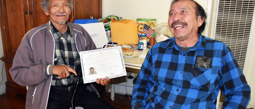 Sin saber leer, hombre de 75 aÒos logra ciudadanÌa de EEUU a base de memoria