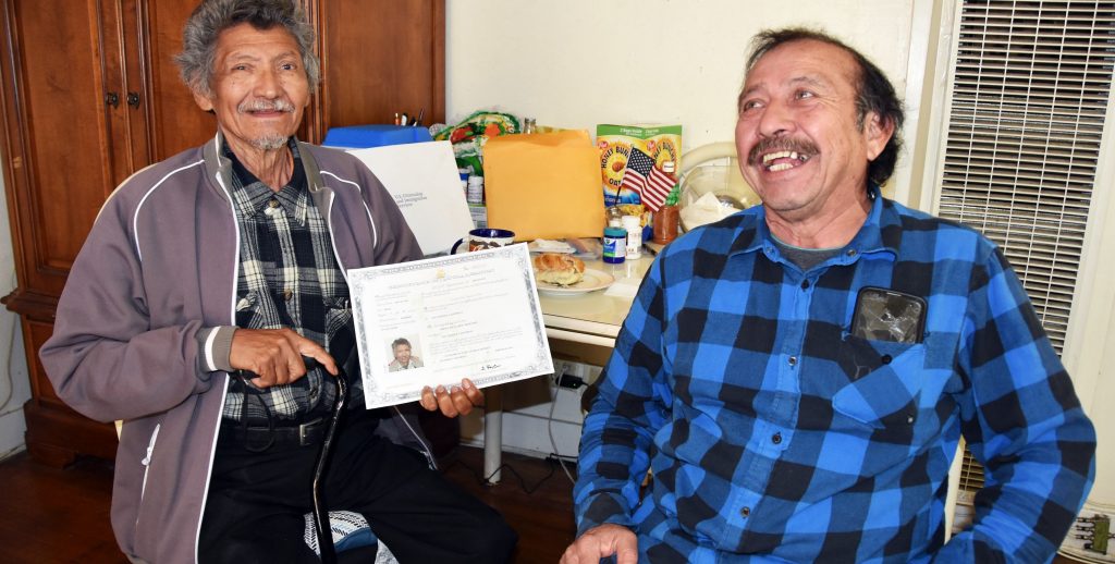 Sin saber leer, hombre de 75 aÒos logra ciudadanÌa de EEUU a base de memoria