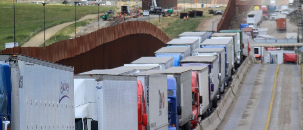 Retrasos en garitas fronterizas frenan exportaciones de MÈxico a EE.UU.