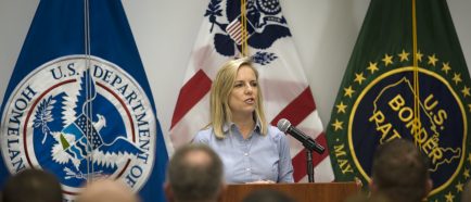 Secretaria del Departamento de Seguridad de Estados Unidos visita estaciÛn de patrulla fronteriza