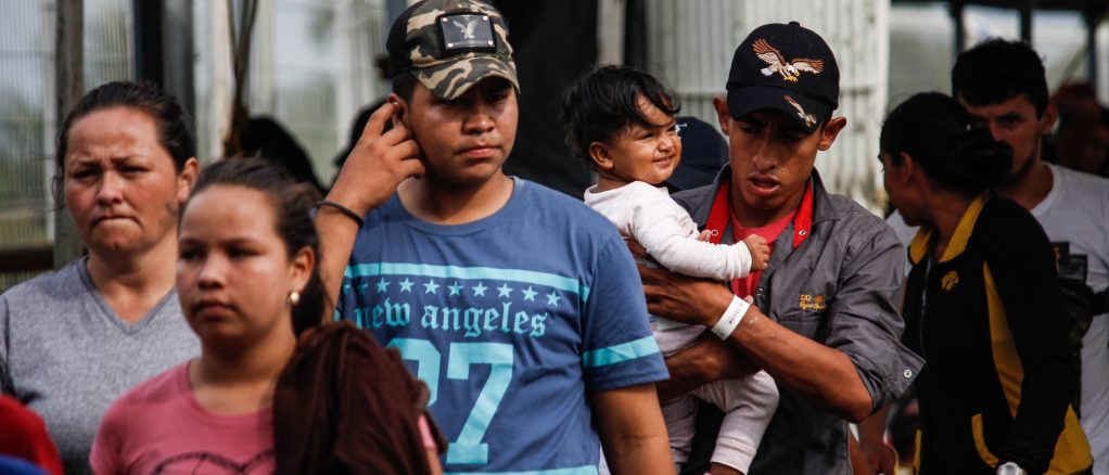 Unos 400 hondureÒos inician otra caravana con rumbo a EEUU, seg˙n medios