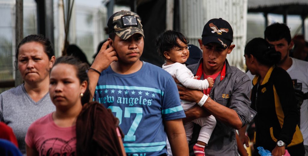 Unos 400 hondureÒos inician otra caravana con rumbo a EEUU, seg˙n medios