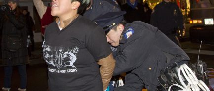 ARRESTAN A 22 PERSONAS EN PROTESTA FRENTE AL ICE CONTRA LAS DEPORTACIONES