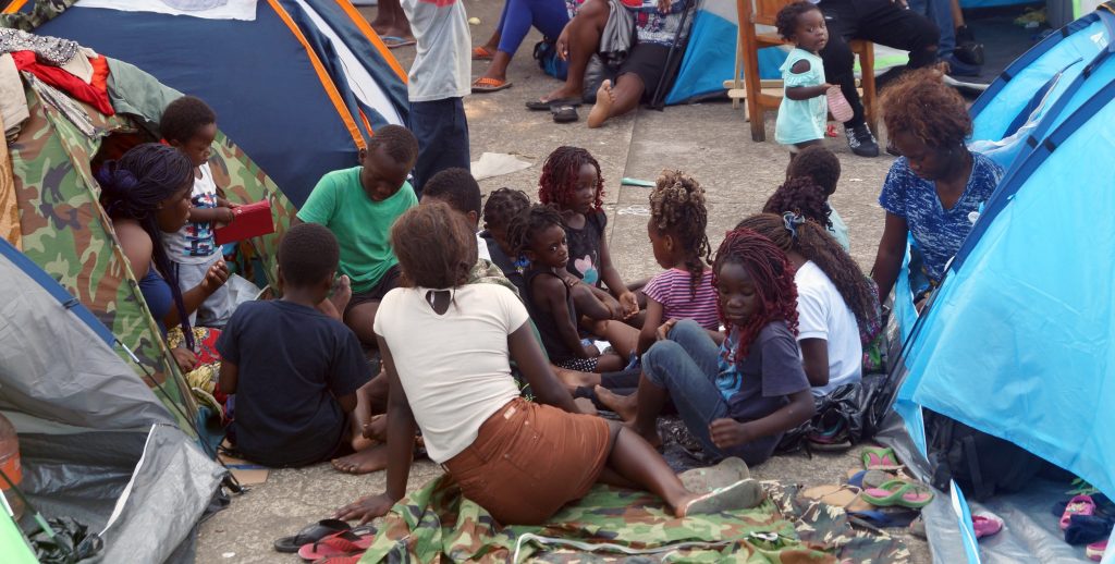 Migrantes de al menos 20 paÌses esperan salvoconducto en el sur de MÈxico