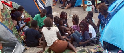 Migrantes de al menos 20 paÌses esperan salvoconducto en el sur de MÈxico