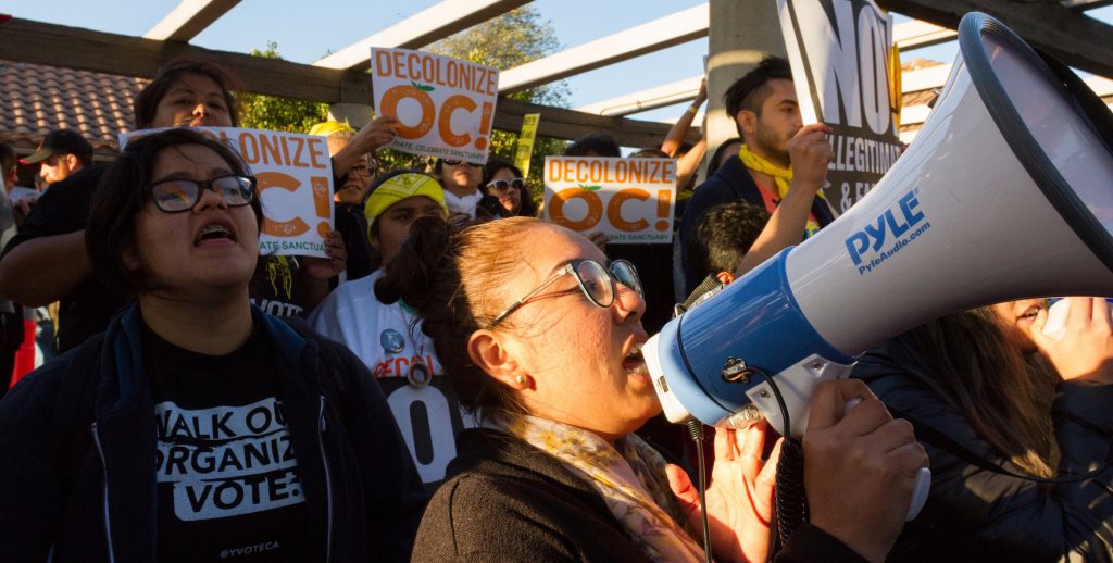 Cientos de personas salen a defender la Ley Santuario de California