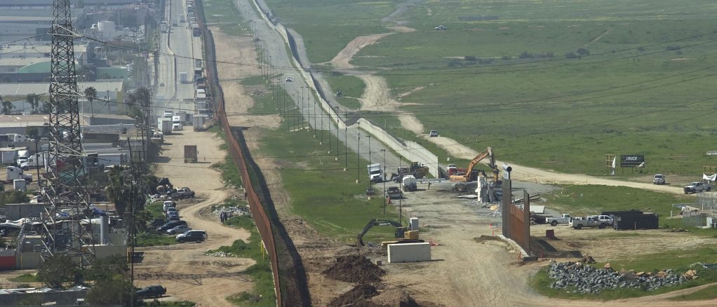 EE.UU. derriba los prototipos del muro fronterizo de Trump