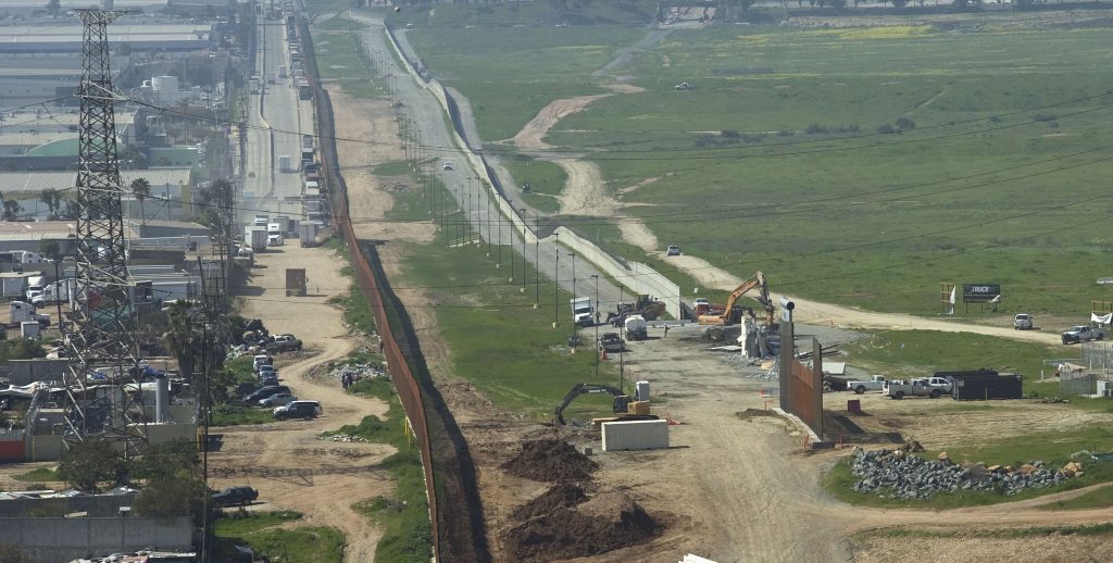 EE.UU. derriba los prototipos del muro fronterizo de Trump