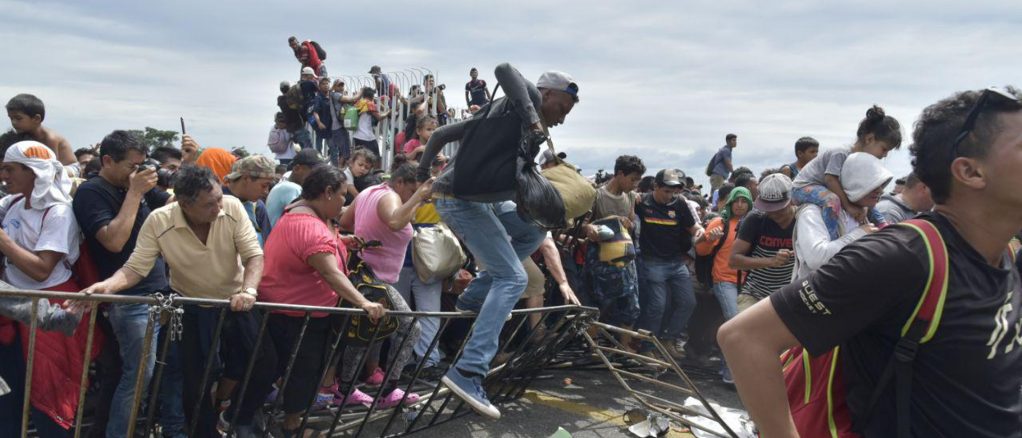 Miles de hondureÒos saltan cordÛn policial en Guatemala y entran a MÈxico