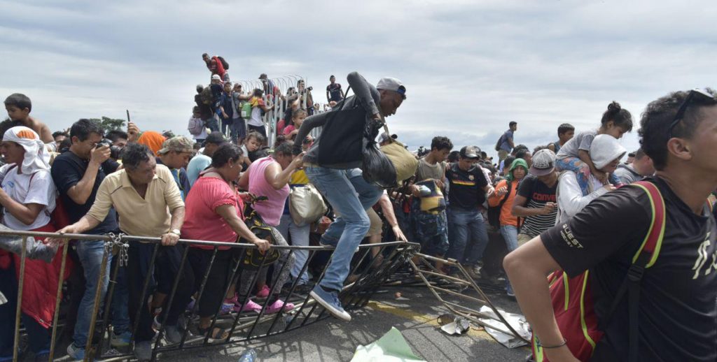 Miles de hondureÒos saltan cordÛn policial en Guatemala y entran a MÈxico