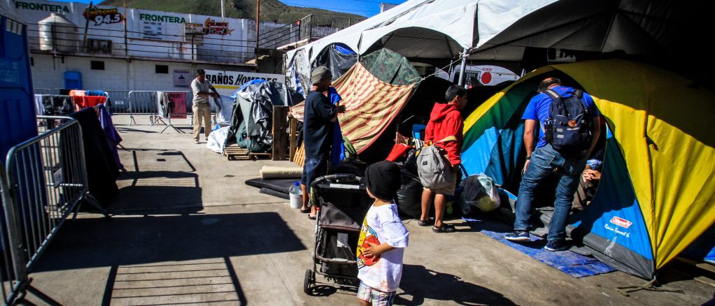 Caravana de migrantes que permanecen en Tijuana se va diluyendo