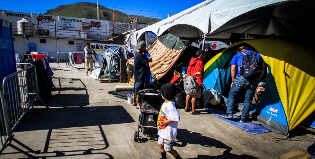 Caravana de migrantes que permanecen en Tijuana se va diluyendo