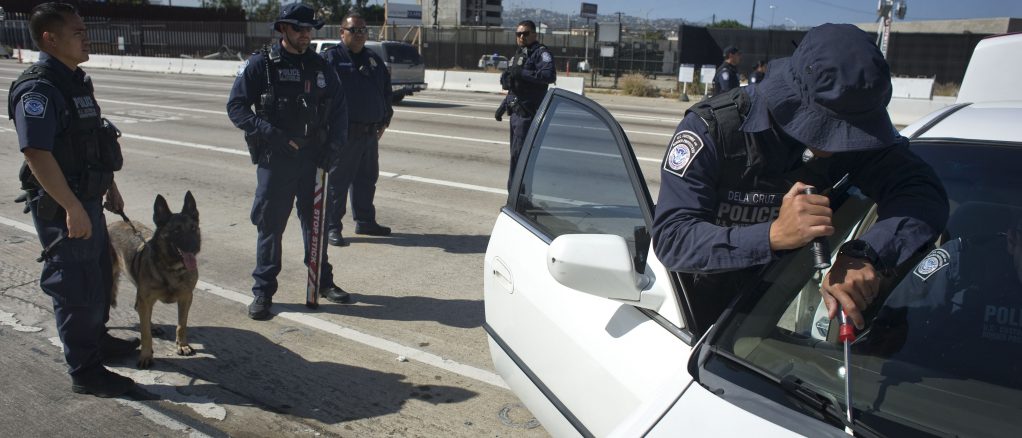 EL CONTROL DE VEHÕCULOS SE INTENSIFICA EN EL PASO ENTRE SAN YSIDRO Y TIJUANA