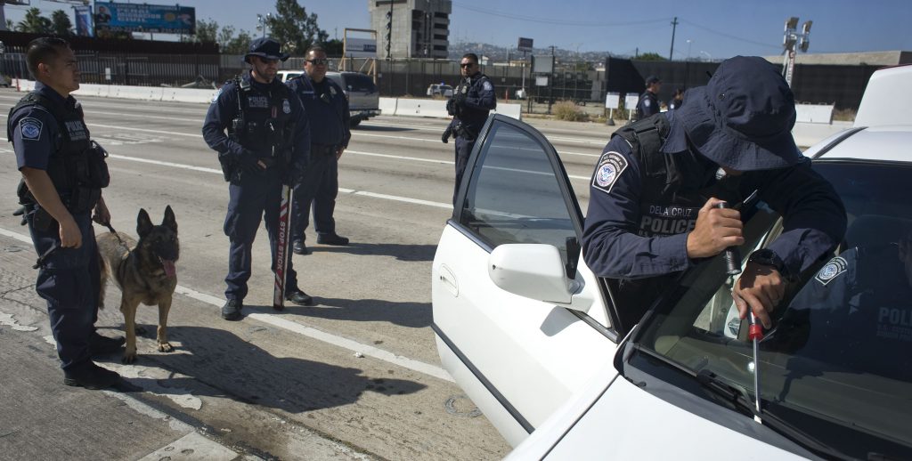 EL CONTROL DE VEHÕCULOS SE INTENSIFICA EN EL PASO ENTRE SAN YSIDRO Y TIJUANA