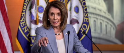 Pelosi acusa a Trump de obstruir justicia “cada dÌa” y sopesa juicio polÌtico