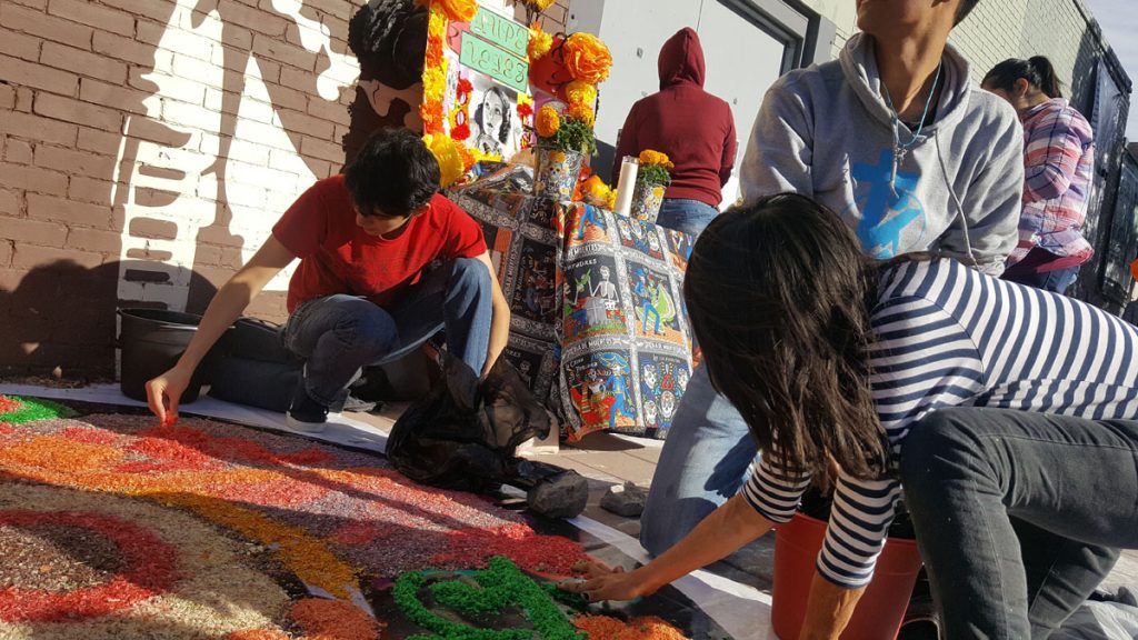 Defensores de inmigrantes recuerdan con altares a muertos en custodia del ICE