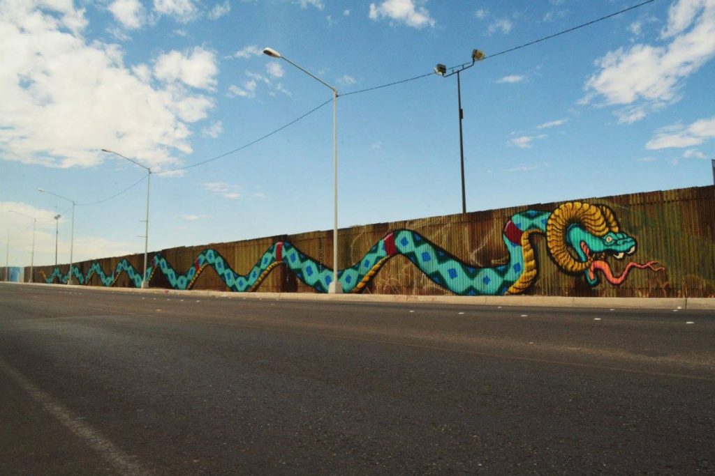 Mural con serpiente "sabia" de 70 metros une dos culturas en muro fronterizo
