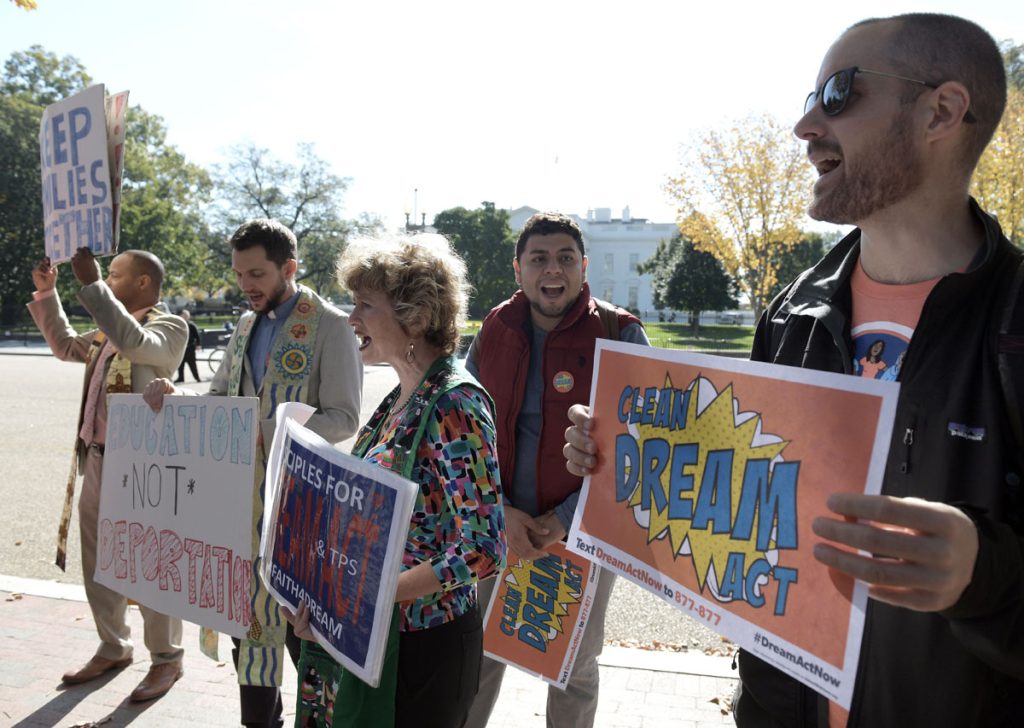 Beneficiarios de DACA se manifiestan ante la Casa Blanca