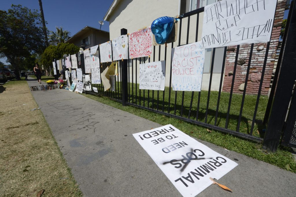 ALTAR EN MEMORIA DE JOVEN BALEADO POR POLICÍA DE ANAHEIM