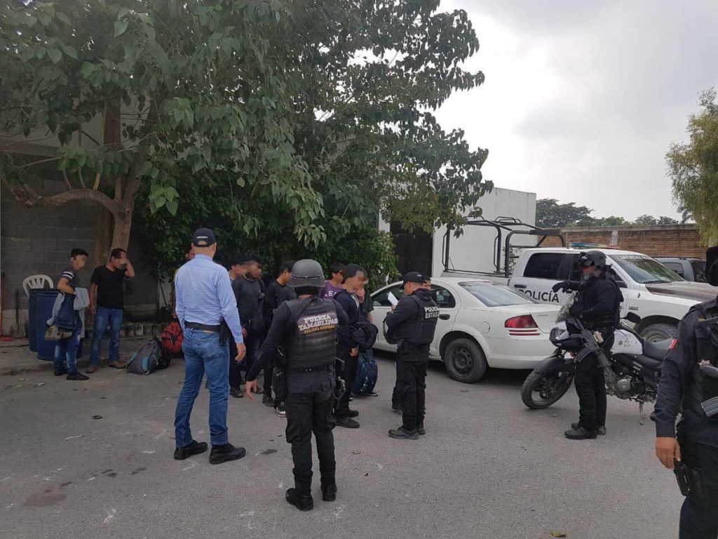 Hallan 24 migrantes guatemaltecos deshidratados en un vehículo en México