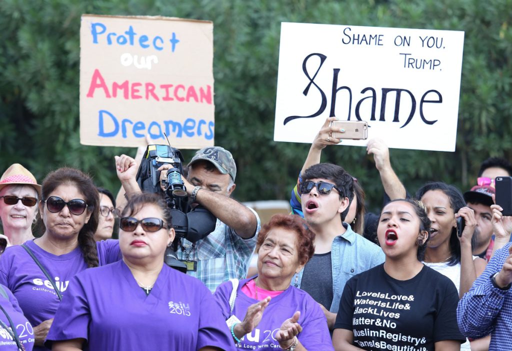Jóvenes indocumentados salen a las calles a "dar la cara" por fin de DACA