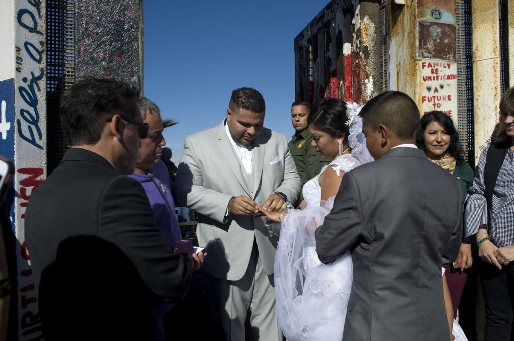 Familias se reencuentran en la frontera tras apertura breve de la valla