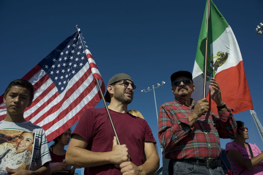 Exsoldados deportados se reúnen en cruce fronterizo por Día de los Veteranos