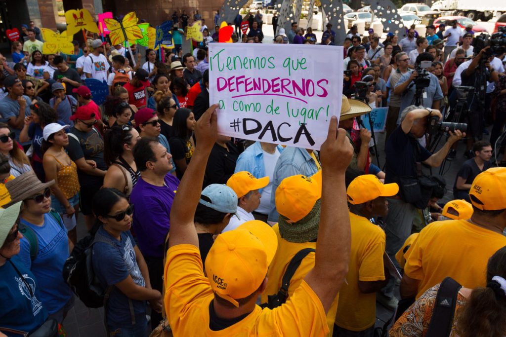 DEFENSORES DE DACA SE VUELCAN A CALLES DE LOS ÁNGELES PARA MOSTRAR UNIDAD