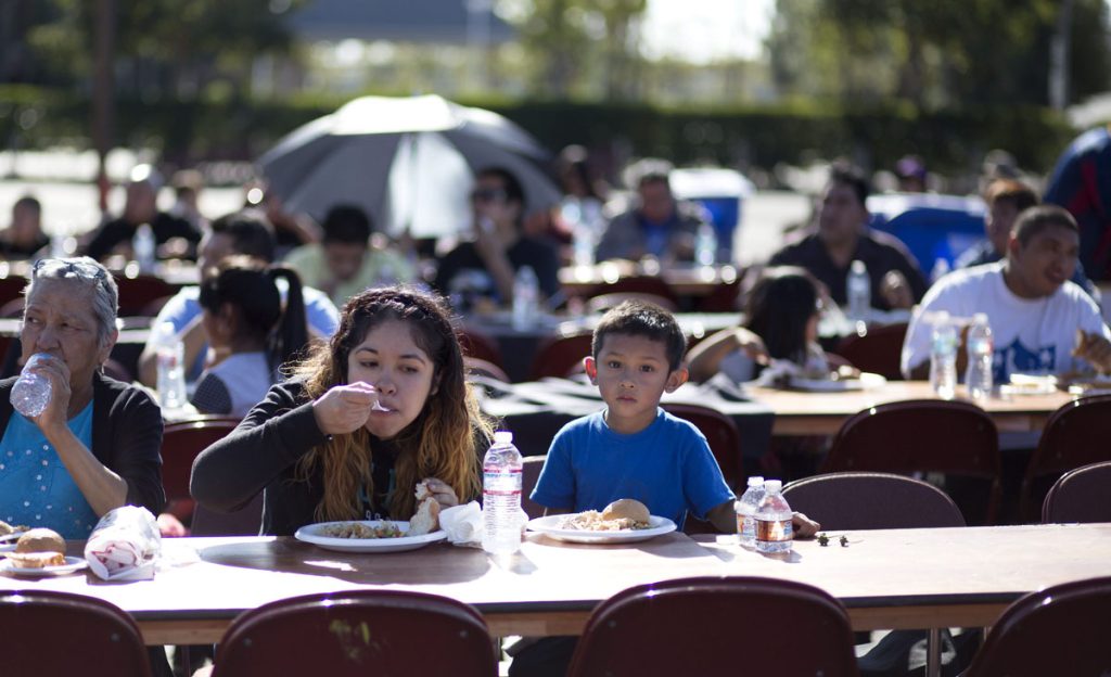 Millones de personas consiguen comida gratis en celebración de Acción de Gracias en Anaheim