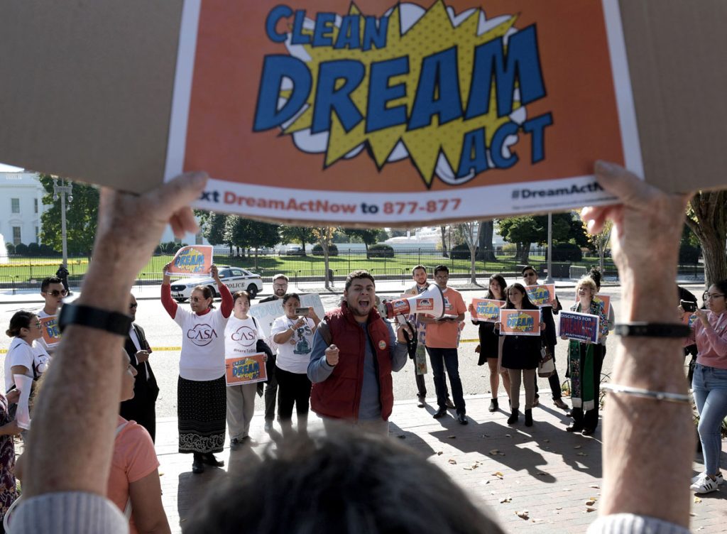 Beneficiarios de DACA se manifiestan ante la Casa Blanca